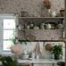 Интерьер кухни с нежными цветочными обоями Laura´s Cottage арт. 3572 от Borastapeter, Швеция.