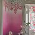 Фрагмент интерьера с фотопанно арт. PDG656/01  из коллекции Shanghai Garden от Designers Guild, Великобритания с изображением бордюра с цветочным рисунком на фоне с эффектом градиентной растяжки в ярко розовом цвете, на складе в Москве