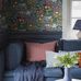 Фрагмент интерьера гостиной с многоцветными цветочными  флизелиновыми обоями "Rabatt"