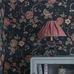 Фрагмент интерьера с обоями "Rosentrad" /Розовое Дерево/ с цветочным классическим узором на синем фоне имитирующем  старинную ткань кретон