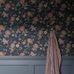 Фрагмент интерьера с шведскими обоями под ткань кретон с цветочным узором  "Rosentrad"