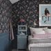 Интерьер спальни с дизайнерскими обоями под ткань с цветочным принтом на синем фоне