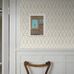 Интерьер гостиной декорированной классическими трельяжными обоями с вписанными стилизованными цветами