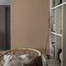 Интерьер гостиной декорированный фактурными терракотовыми обоями под льняную ткань Terracotta Linen артикул 4324 из коллекции LINEN