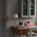 Интерьер кабинета загородного дома с ретро мебелью и винтажными шведскими обоями