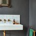 Фрагмент ванной комнаты с налетом старины с обоями Crackle от Cole & Son в древесно-угольном оттенке. Широкий ассортимент обоев для стен в Москве, бесплатная доставка.