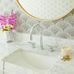Фрагмент стильной ванной комнаты с графичным орнаментом "веер" обоев Feather Fan от Cole & Son. Выбрать обои, купить обои в Москве.