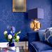 Выразительный и драматичный интерьер гостиной с обоями Petrouchka от Cole & Son в цвете индиго. Купить дизайнерские английские обои для гостиной, спальни в салонах ОДизайн.
