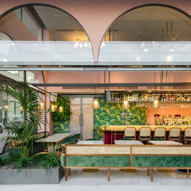 Эпикур в Кавале: Как с помощью обоев Cole&Son и розовой штукатурки переосмыслить венскую классику.