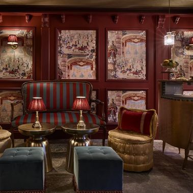 Роскошный домашний кинотеатр Анушки Ланкастер: когда обои Cabaret от Cole&Son выходят на главную роль