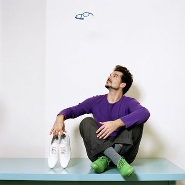 Испанский дизайнер Джейми Айон со своими ботинками Camper