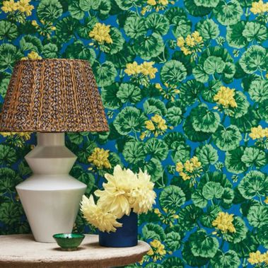 Флизелиновые обои пр-во Великобритания коллекция Seville от Cole & Son, рисунок под названием Geranium яркий цветочный принт на синем фоне. Обои для гостиной, обои для спальни, обои для кухни. Бесплатная доставка, купить обои, большой ассортимент