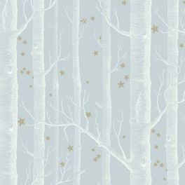 Обои Woods & Stars  ̶  это классический дизайн Cole & Son, с таинственным лесом из прорисованных мелкими штрихами деревьев в серо-голубых тонах, дополненный мерцающими золотыми звездами. Купить обои для комнаты в салонах ОДизайн. Большой ассортимент.