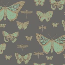 Обои из Великобритании коллекция  WHIMSICAL от COLE & SON. Обои Butterflies & Dragonflies разномасштабные бабочки и стрекозы для гостиной в изумрудно-золотистых тонах. Купить обои в интернет-магазине, онлайн оплата, бесплатная доставка.