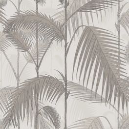Полное полотно английских обоев Palm Jungle Charcoal & Metallic Bronze от Cole&Son (арт. 112/1004). На светлом фоне изображены переплетающиеся пальмовые листья и стволы, выполненные в графитово-серых (charcoal) тонах с металлизированными бронзовыми акцентами. Рисунок напоминает густые тропические джунгли. Дизайн относится к коллекции Icons.