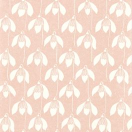 Английские обои Snowdrop артикул 112814 из каталога Garden of Eden от Scion с монохромным узором стилизованный цветов подснежника на персиково розовом фоне
