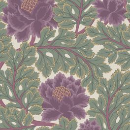 Английские обои AURORA от Cole & Son из каталога The Pearwood Collection артикул 116/1001 c растительным рисунком цветущих пинов фиолетового цвета и золотым окаймлением для гостиной.