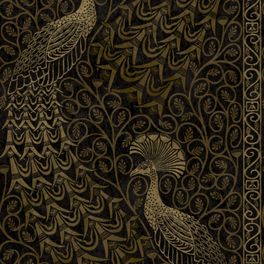 Английские обои с павлинами Pavo Parade от Cole & Son из каталога The Pearwood Collection артикул 116/8032 с крупным золотым узором из растений и птиц на коричневом фоне.