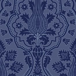 Английские флоковые обои PUGIN PALACE FLOCK от Cole & Son из каталога The Pearwood Collection  артикул 116/9033 с крупным дамасским узором в монохромно синем цвете для кабинета или гостиной.