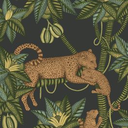 Обои для комнаты Satara от Cole & Son в оттенках зеленого и бронзового металлика на древесно-угольном фоне с узором из экзотических деревьев, на ветках которых сидят леопарды. Заказать английские обои в интернет-магазине.