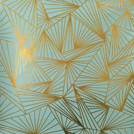 Смелые геометрические обои в гостинную с четкими золотистыми линиями на насыщенном бирюзовом фоне.