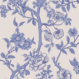 Крупный план рисунка премиальных обоев Paradise Tree арт. 128/2010 от Cole & Son из коллекции Classics II. Детализированный классический узор райского дерева в мягких пастельных васильковых и нежном кремовом тонах, демонстрирующий качество печати. Английские обои для стен в спальне, гостинной, коридора или столовой.
