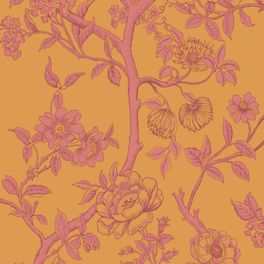 Крупный план рисунка премиальных обоев Paradise Tree арт. 128/2011 от Cole & Son из коллекции Classics II. Детализированный классический узор райского дерева  в смелом мандариновом и цвете гибискуса, демонстрирующий качество печати. Английские обои для стен в спальне, гостинной, коридора или столовой.