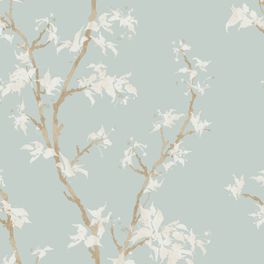 Крупный план рисунка премиальных обоев Chinese Branch арт. 128/3016 от Cole & Son из коллекции Classics II. Классический акварельный узор ветвей китайского дерева в нежном оттенках на голубом фоне цвета утиного яйца, демонстрирующий качество печати. Английские обои для стен в спальне, гостинной, коридора или столовой.