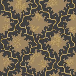 Крупный план рисунка премиальных обоев  Moss Trellis арт. 128/4018 от Cole & Son из коллекции Classics II. Смелый абстрактный принт болотного мха на черном фоне с золотом, демонстрирующий качество печати. Английские обои для стен в спальне, гостинной, коридора или столовой.