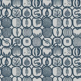 Флизелиновые обои из Швеции коллекция Scandinavian Designers III от Borastapeter под названием FRUKTLADA. Стилизованное изображение различных фруктов и ягод сформировано в геометрический узор и образует некую сетку со множеством мелких деталей. Контуры цвета маренго на сером фоне