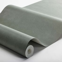 Рулон флизелиновых однотонных обоев Shades  Malachite артикул 6107 из каталога Shades фабрики Borastapeter с детализацией узора под камень малахит серовато зеленого цвета.