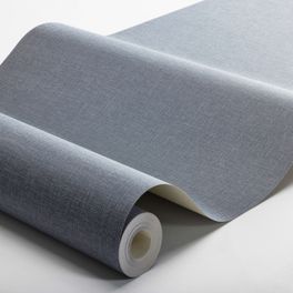 Рулон флизелиновых обоев Canvas Indigo артикул 6134 из каталога Shades фабрики Borastapeter с детализацией фактурного узора под ткань цвета индиго.