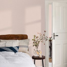 Обои для спальни LOTURA персиково розового оттенка с мелким узором в полоску в скандинавском интерьере