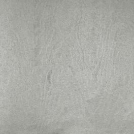 Английские флизелиновые обои с тисненым узором под ткань муар светло оливкового серебряного оттенка  для гостиной