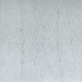 Английские флизелиновые обои с тисненым узором под ткань муар светло  серебряного оттенка  для кабинета или гостиной