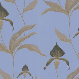 Обои Orchid с изображением орхидей серых оттенков с золотом на синем фоне. Плавные контуры, тонкие линии и штриховка передают объем и красоту каждого цветка. Купить английские обои для комнаты в салонах Одизайн.