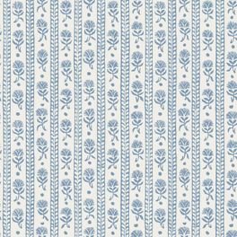 Купить стильные шведские экологичные исторические ретро обои Borastapeter Anno II Nejlikerand 8052. Флизелиновые обои премиум-класса для стен в интернет магазине с доставкой.  Скандинавские обои в голубую полоску  для дома.