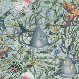 Узор детских обоев Underwater Magic Dreaming Of The Day, арт. 8152 из каталога Fairyland, где морские водоросли мягко колышутся, открывая взору скрытую морскую флору и фауну, от рифовых акул до морских коньков. Флизелиновые обои премиум-класса в интернет магазине с доставкой. Шведские экологичные обои.