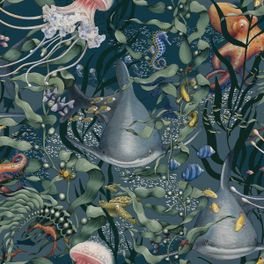 Рисунок детских обоев Underwater Magic Ocean blue, арт. 8153 из каталога Fairyland, где морские водоросли мягко колышутся, открывая взору скрытую морскую флору и фауну, от рифовых акул до морских коньков. Флизелиновые обои премиум-класса в интернет магазине с доставкой. Шведские экологичные обои.