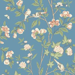 Раппорт флизелиновых обоев Boråstapeter Sophia Magdalena Sky Blue (арт. 8706). Узор шинуазри с цветущими ветвями, экзотическими птицами и бабочками в терракотовых и бледно-розовых тонах в обрамлении светло-зелёной листвы на приглушённом бирюзово-голубом фоне. Коллекция Herrgård от Boråstapeter.