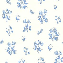 Раппорт флизелиновых обоев Boråstapeter Luktärt Blue (арт. 8710). Узор с душистым горошком, фиалками, стрекозами и бабочками в голубых тонах на тёплом белом фоне. Коллекция Herrgård от Boråstapeter.