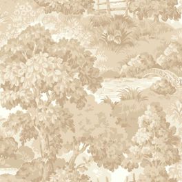 Раппорт флизелиновых обоев Boråstapeter Alnarp Beige (арт. 8716). Пышный пейзажный узор с деревьями, рекой и мостом в тёплой бежевой палитре на светлом фоне. Коллекция Herrgård от Boråstapeter.