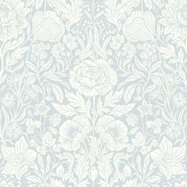 Раппорт флизелиновых обоев Boråstapeter Hildasholm Blue (арт. 8719). Крупноцветковый узор с пионами, лилейниками, маками и ландышами в белых тонах на светло-голубом фоне. Коллекция Herrgård от Boråstapeter.