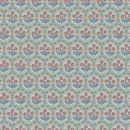 Раппорт флизелиновых обоев Boråstapeter Cecilia Blue (арт. 8723). Мелкомасштабный цветочный узор с ритмичным рисунком милых цветов, обрамлённых геометрическими гирляндами, в бордово-красных, охристо-жёлтых, даларнских синих и зелёных тонах на мягком голубино-голубом фоне. Коллекция Herrgård от Boråstapeter.