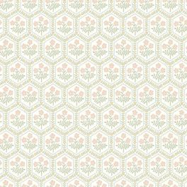 Раппорт флизелиновых обоев Boråstapeter Cecilia White (арт. 8725). Мелкомасштабный цветочный узор со стилизованными маленькими цветами, обрамлёнными шестиугольными лиственными гирляндами, в пудровых тонах бледно-розового, сине-серого, жёлтого и липово-зелёного на кремово-белом фоне. Коллекция Herrgård от Boråstapeter.