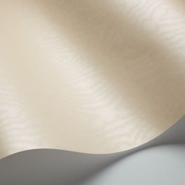 Сияющие однотонные обои Moire от Cole & Son светло-песочного оттенка с муаровым эффектом. Обои для стен. Купить в Москве. Онлайн оплата.