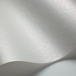 Сияющие однотонные обои Moire от Cole & Son серебристо-голубого цвета с муаровым эффектом. Обои для стен. Купить в Москве. Онлайн оплата.