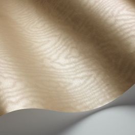 Сияющие однотонные обои Moire от Cole & Son золотисто-бежевого оттенка с муаровым эффектом. Обои для стен. Купить в Москве. Онлайн оплата.
