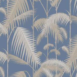 Обои Palm Jungle от Cole & Son - это пышный многослойный мотив из густой листвы джунглей в бежево-песочных оттенках на текстурированном блестящем ультрамариновом фоне. Обои для гостиной, спальни. Купить обои в салоне, большой ассортимент, бесплатная доставка.