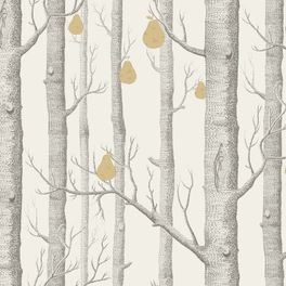 Рисунок обоев Woods & Pears изображает рощу с деревьями без листьев мягкого серого цвета на облачно-белом фоне, которую дизайнеры украсили золотыми грушами. Английские обои. Купить обои для комнаты.